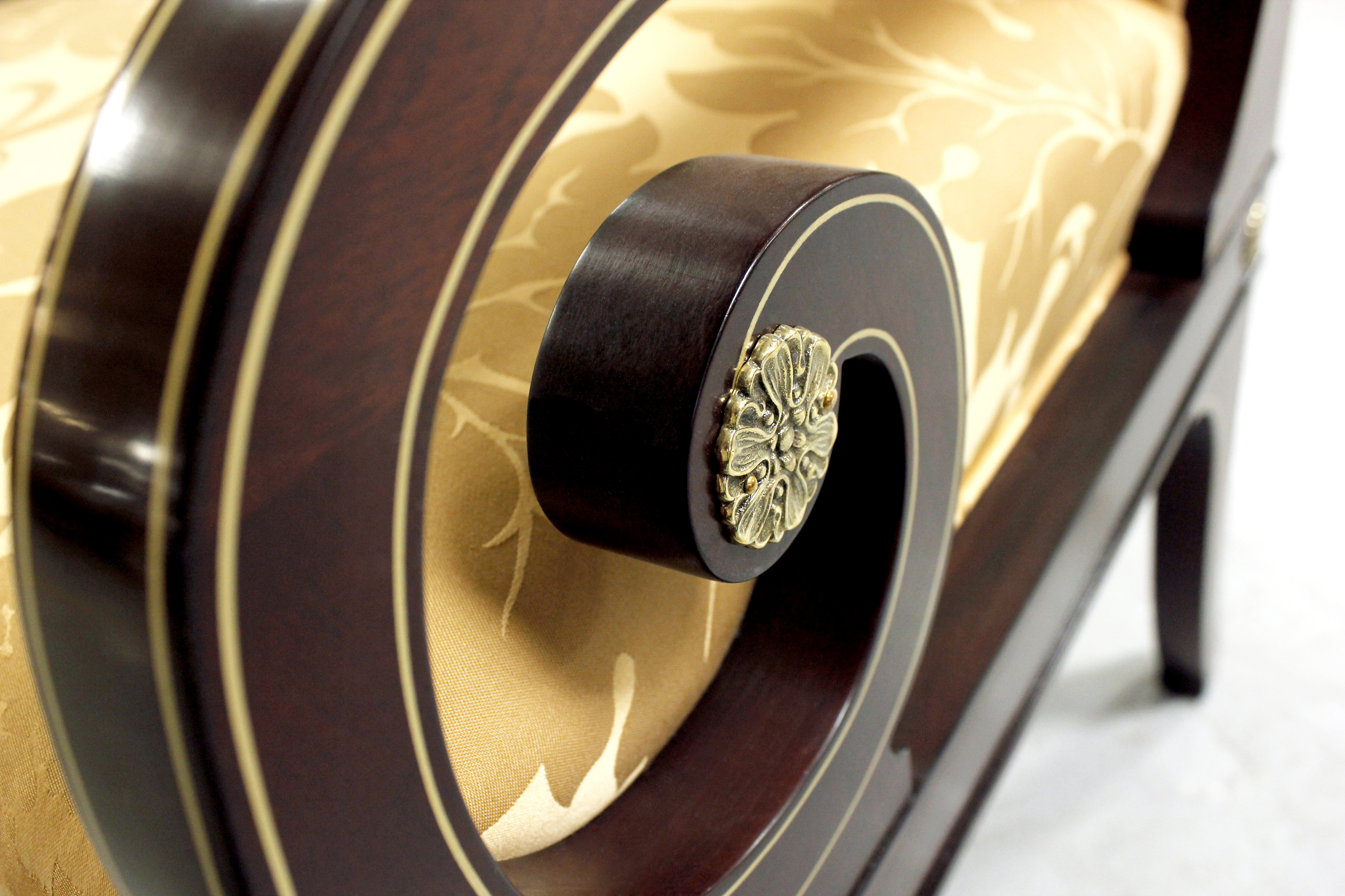 352 Lounge Arm Detail