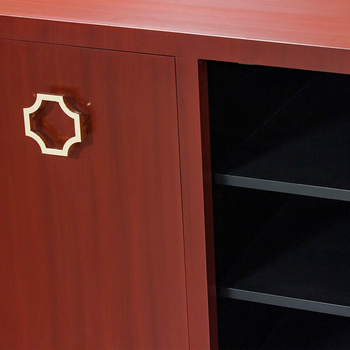 38 024 E Red Striata Black Lac Interior Detail