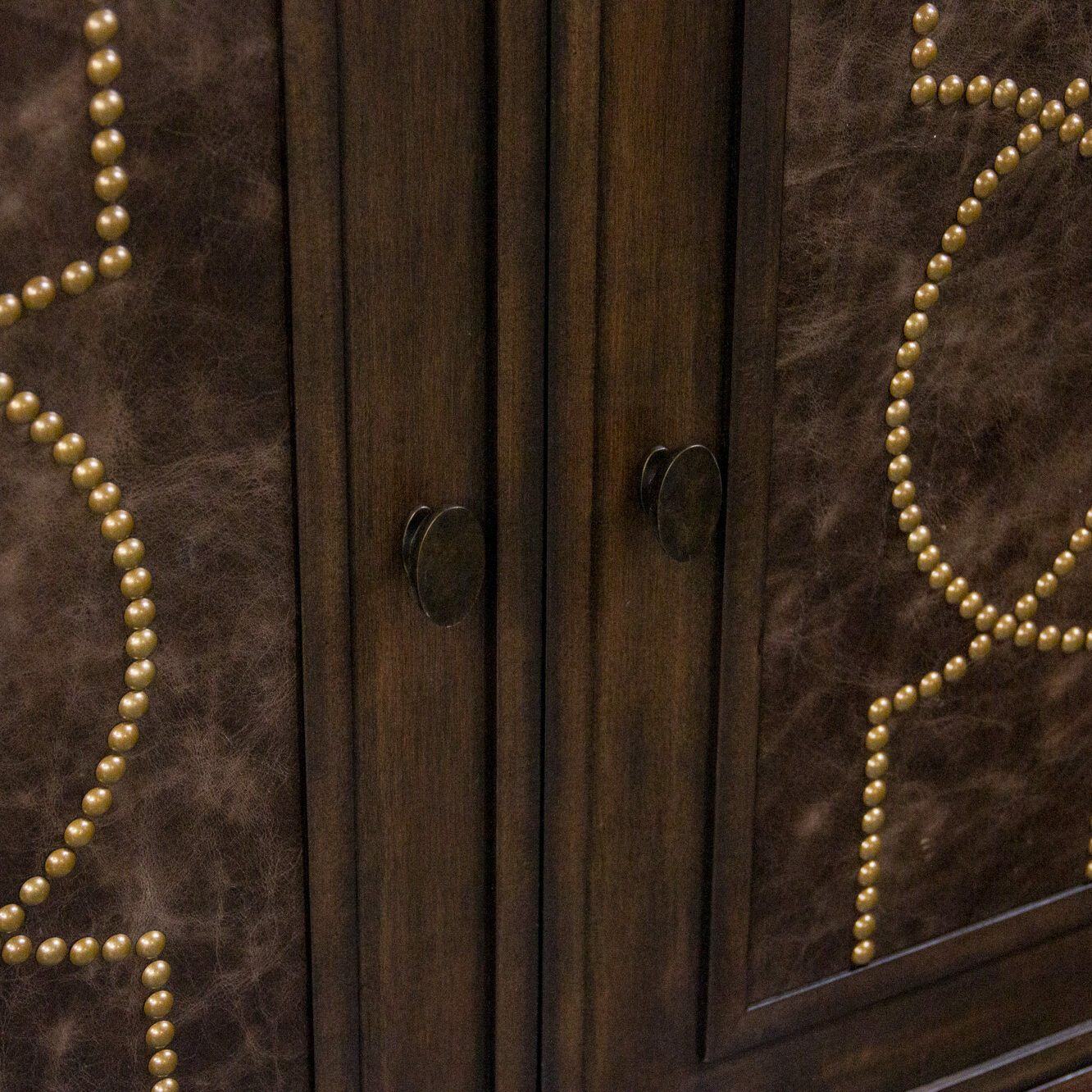 68 1 DR19 BF1 A Portofino742 Olive Leather Frework Overlay Custom Nailheaddesign Tapered Leg Oval Knob Pulls 2 Detail