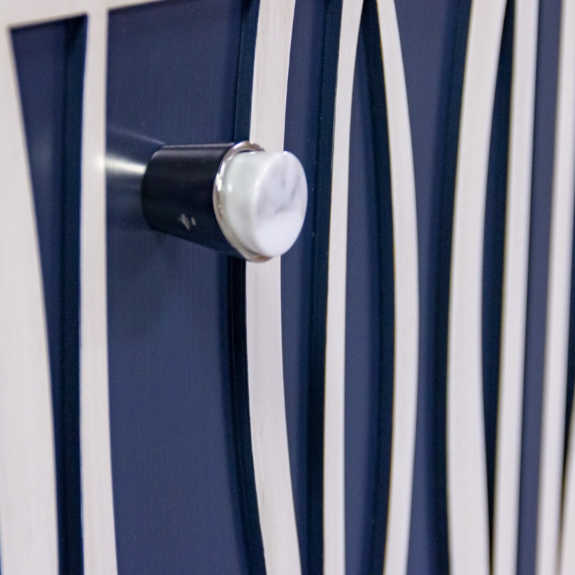 68 2 DR3 DR3 BL2 brushedindigo273 brushedwhite270 seagrassoverlay marbleknobwhite stepplinth 3 Detail