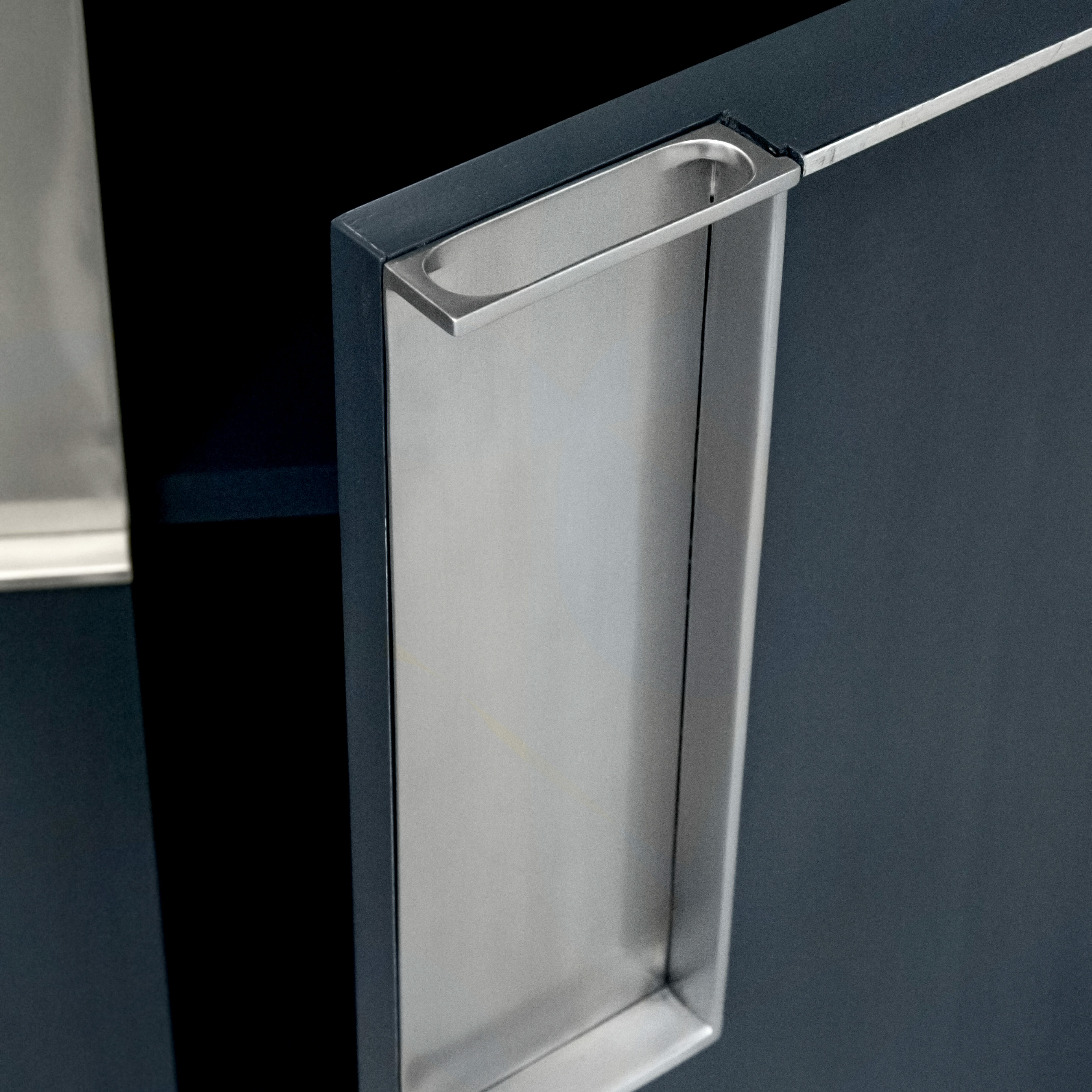 92 010 sideboard 373 indigo striata 77 silver paint silver leaf accents 7 Detail