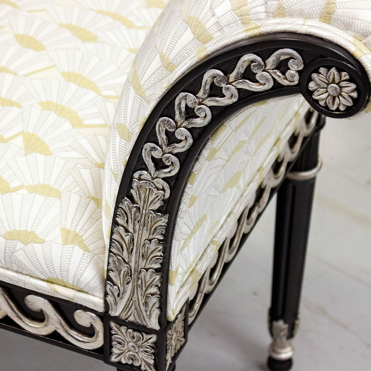 K4748 Noire Ant Silver Leaf Detail