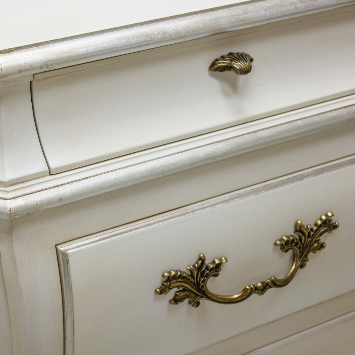 K642 Venetian White Classic Silver Leaf Detail